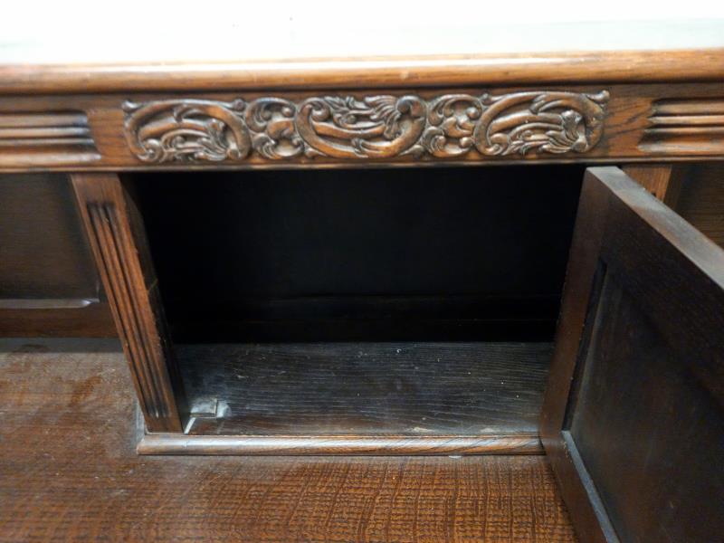 A mid-20th century oak sideboard in good condition, (knob is off right hand drawer but is present) - Bild 2 aus 6
