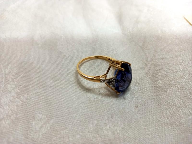 A 10.26ct colour change fluorite with natural zircon in 9ct gold - Size T - Image 3 of 3