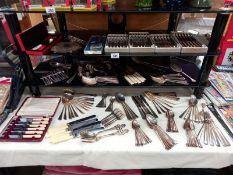 A mixed lot of cased and loose cutlery.