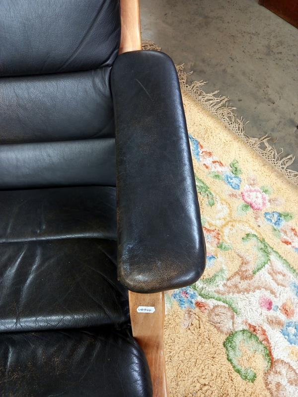 A retro Swedish model Gute-mobler Nassjo teak framed leather swivel chair. - Bild 3 aus 4