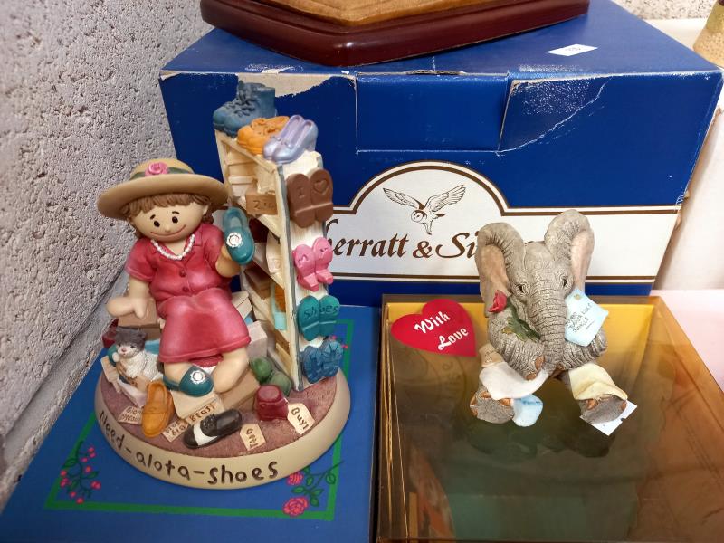 A collection of boxed ornaments including David Winter, Sherratt and Simpson bulldog with cat etc. - Image 3 of 5