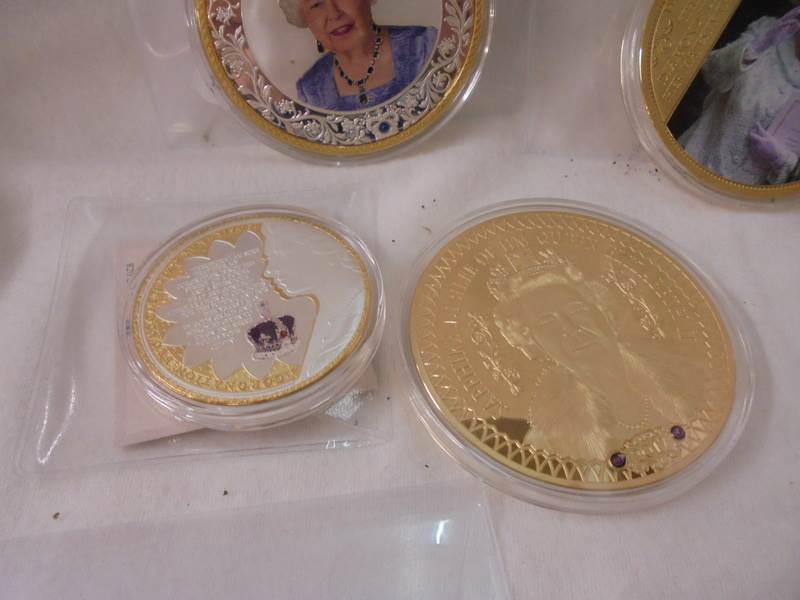 Fifteen Queen Elizabeth II commemorative coins. - Image 5 of 7