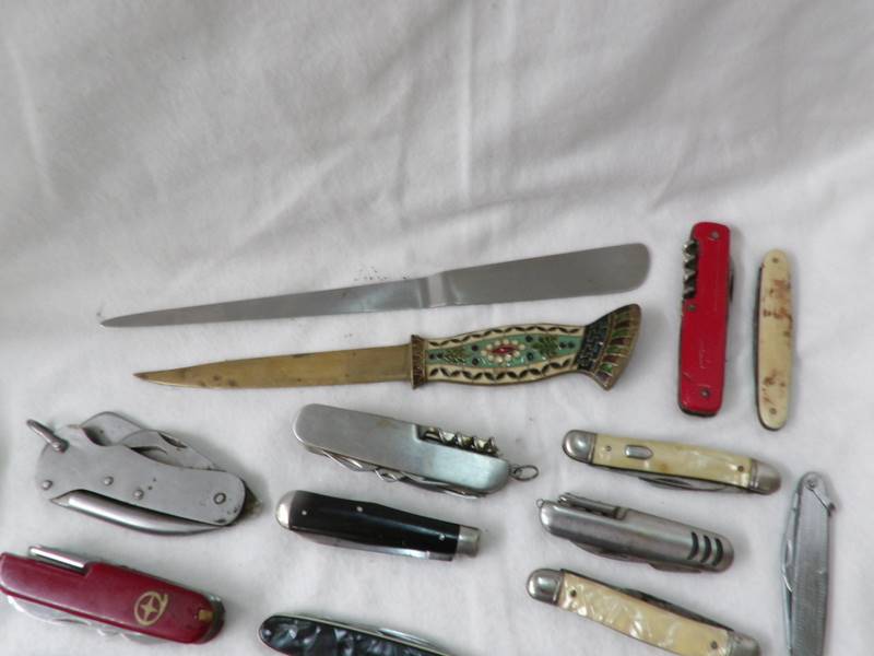 In excess of 30 vintage pocket knives and two letter openers. - Image 3 of 5