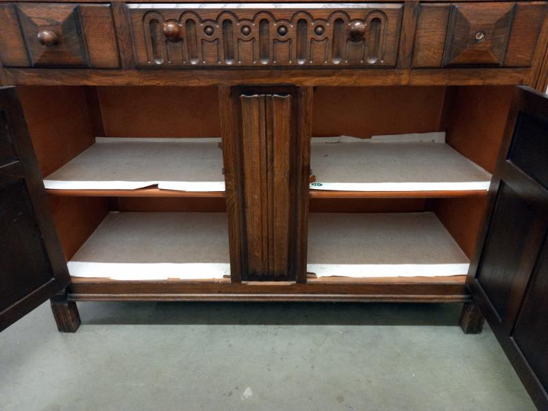 A mid-20th century oak sideboard in good condition, (knob is off right hand drawer but is present) - Bild 6 aus 6