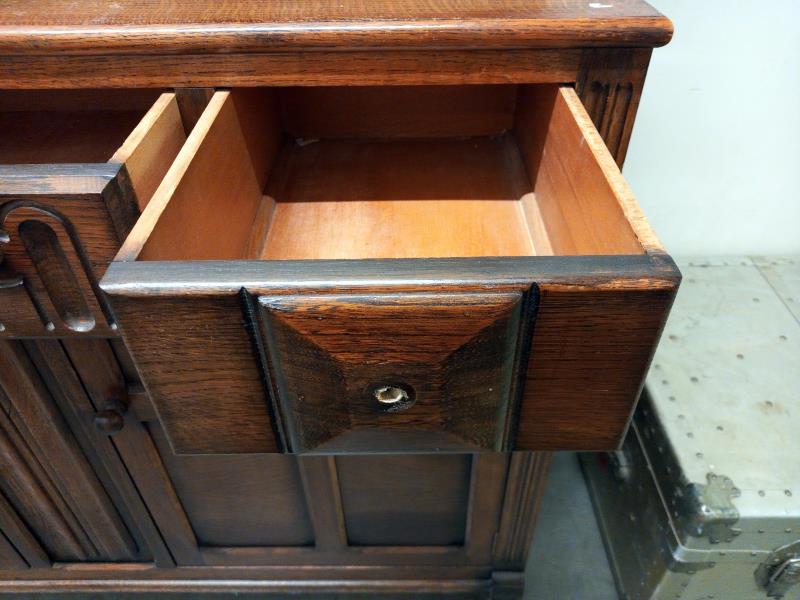 A mid-20th century oak sideboard in good condition, (knob is off right hand drawer but is present) - Bild 4 aus 6