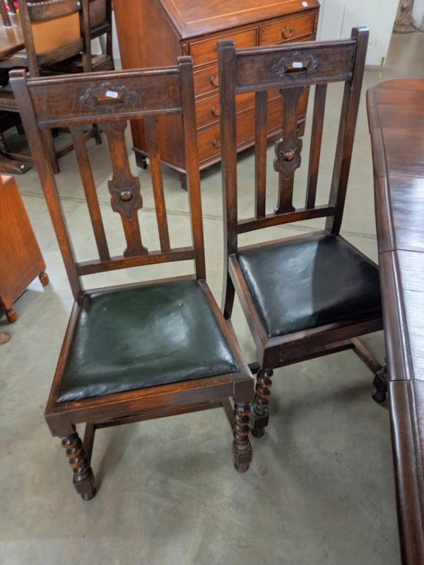 A 19/20th century French oak extending dining table with 3 leaves and a set of 4 chairs. 105cm x - Bild 6 aus 6