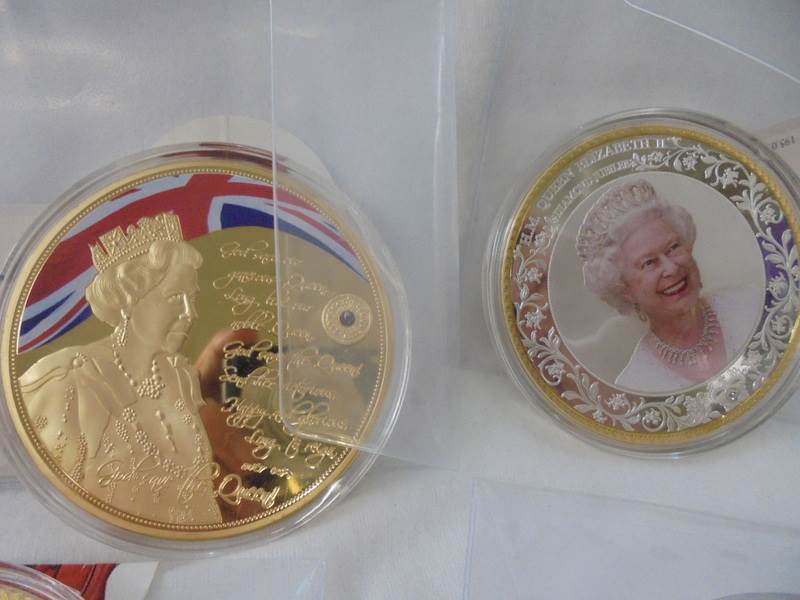 Fifteen Queen Elizabeth II commemorative coins. - Image 2 of 7