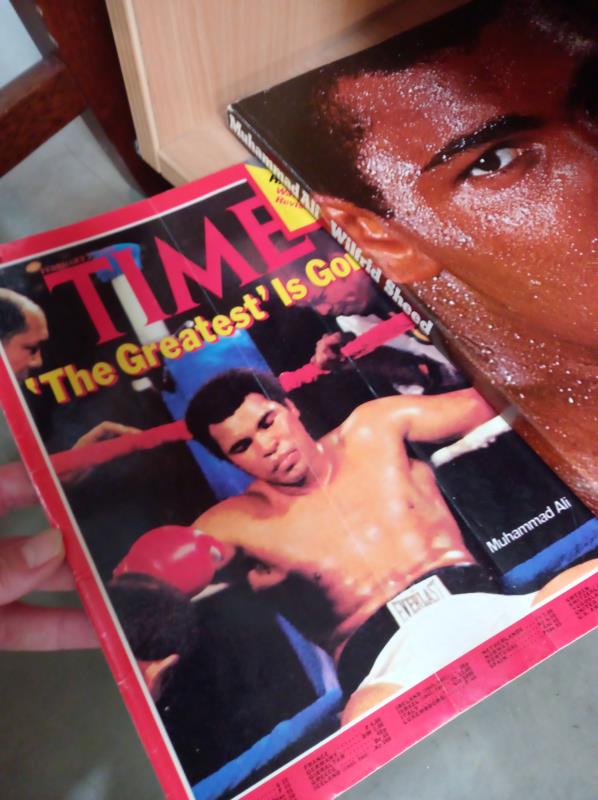 A selection of old books including Mohammed Ali, Cassius Clay. - Image 3 of 4