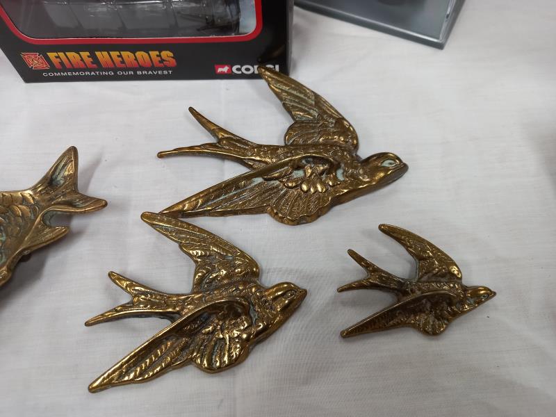 A set of 3 brass graduate bird wall ornaments and 2 fish dishes. - Image 3 of 3