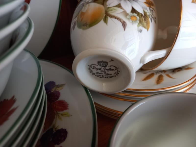 A Royal Worcester Evesham vale and Royal Grafton china. - Image 5 of 5