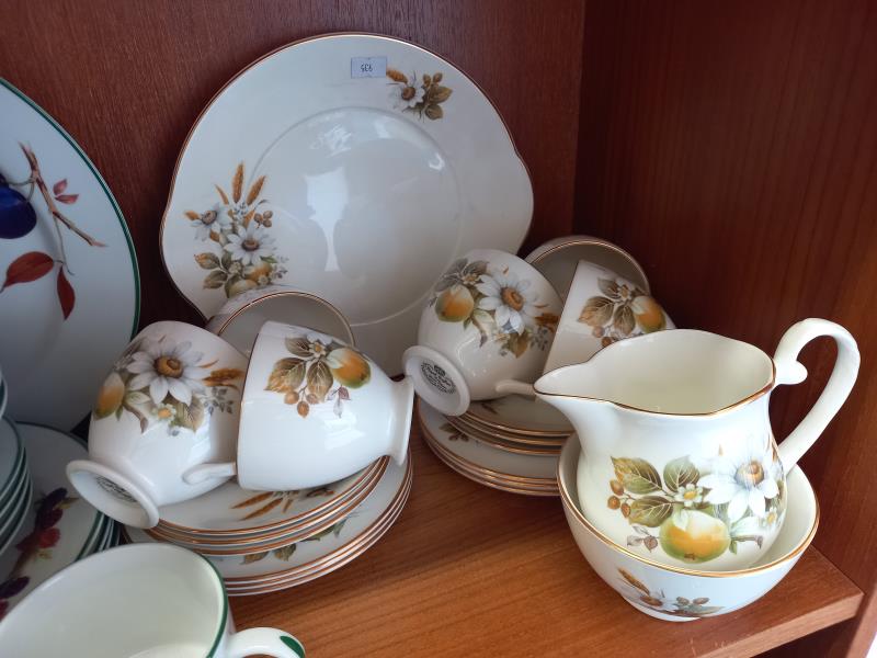 A Royal Worcester Evesham vale and Royal Grafton china. - Image 4 of 5