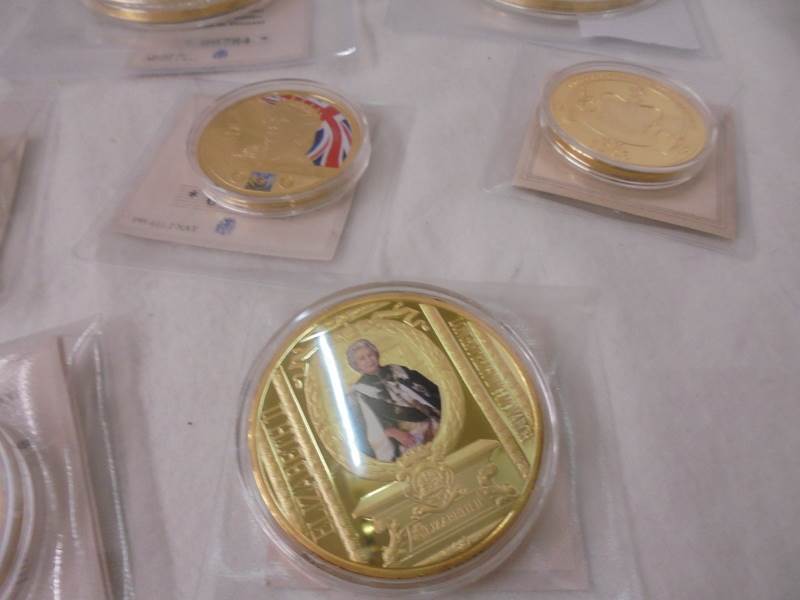 Fifteen Queen Elizabeth II commemorative coins. - Image 7 of 7