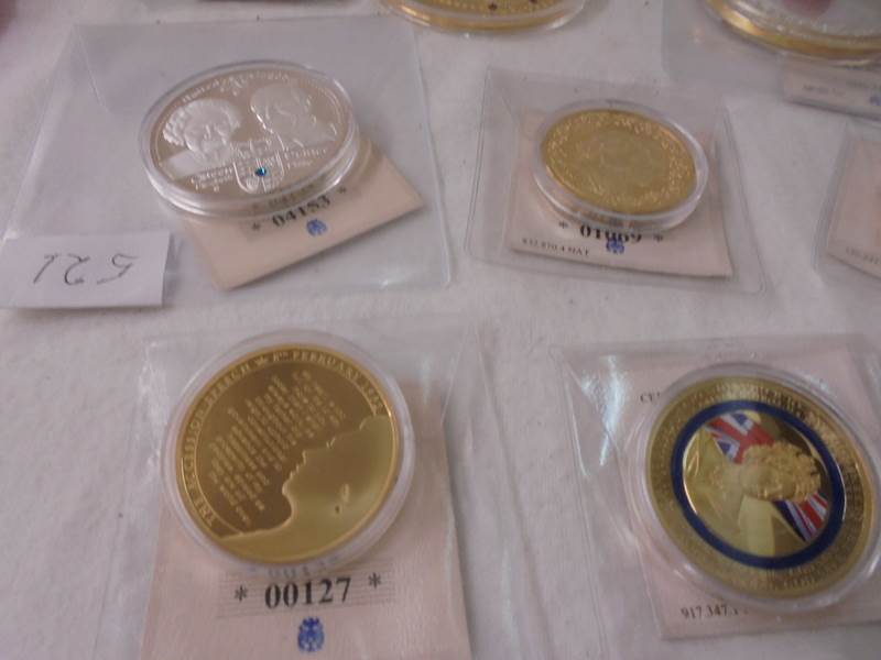 Fifteen Queen Elizabeth II commemorative coins. - Image 6 of 7