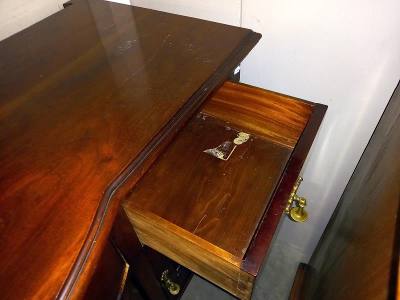 A good mahogany serpentine front sideboard in good condition, COLLECT ONLY. - Bild 4 aus 7