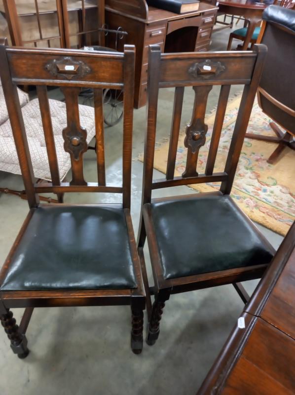 A 19/20th century French oak extending dining table with 3 leaves and a set of 4 chairs. 105cm x - Bild 3 aus 6