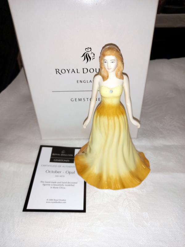 A complete set of 12 boxed Royal Doulton gemstones figures, January through to December. - Image 32 of 37