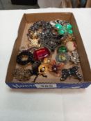 A mixed lot of vintage brooches.