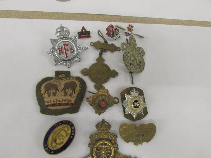 A mixed lot of military and other badges. - Image 2 of 3