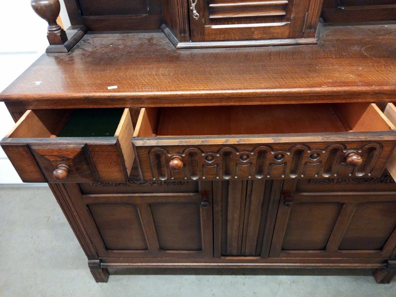 A mid-20th century oak sideboard in good condition, (knob is off right hand drawer but is present) - Bild 3 aus 6