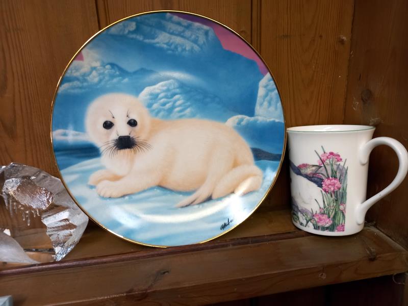 A collection of seal related items including 6 x Franklin mint limited edition porcelain plates, - Image 6 of 7