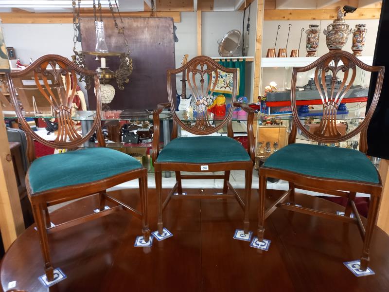 A mahogany oval extending dining table with one carver and five dining chairs, COLLECT ONLY. - Bild 3 aus 4