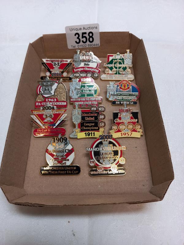 11 Danbury Mint Manchester United enamel football pin badges.