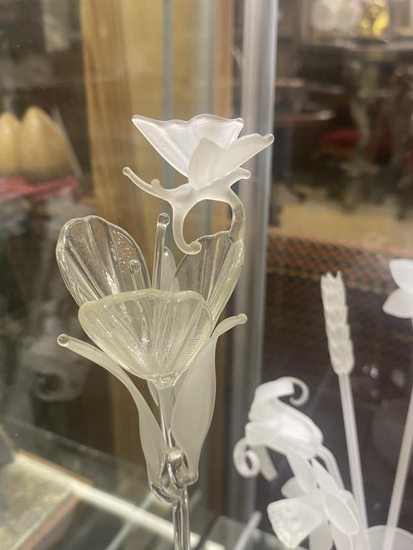 Two glass spill vases, one with four flower stems, one with a single flower and butterfly stem. - Bild 4 aus 4