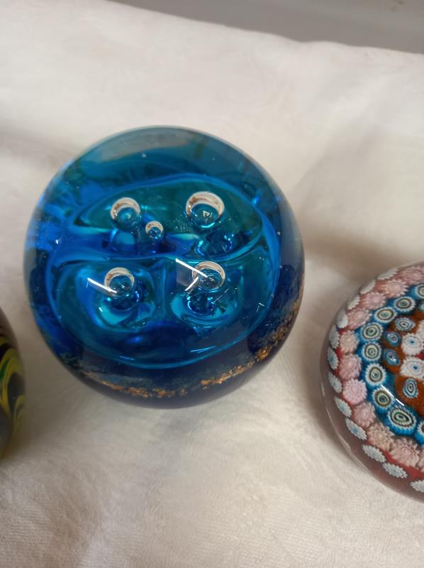 A millifiori glass paperweight and three others. - Bild 4 aus 5