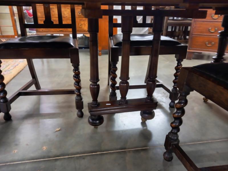 A 19/20th century French oak extending dining table with 3 leaves and a set of 4 chairs. 105cm x - Bild 5 aus 6