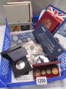 A good mixed lot of commemorative and collector's coins.