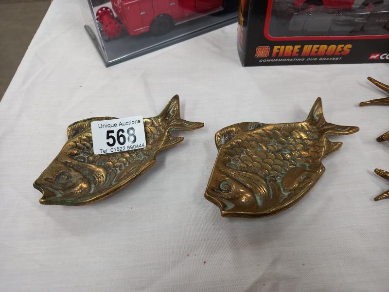 A set of 3 brass graduate bird wall ornaments and 2 fish dishes. - Image 2 of 3