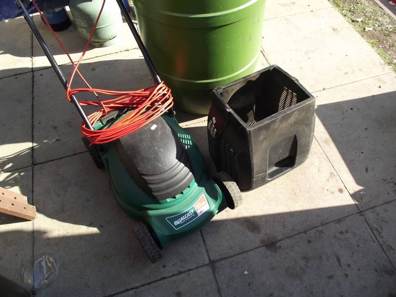 A working Qualcast 850w lawn mower and a water butt, COLLECT ONLY. - Image 4 of 4