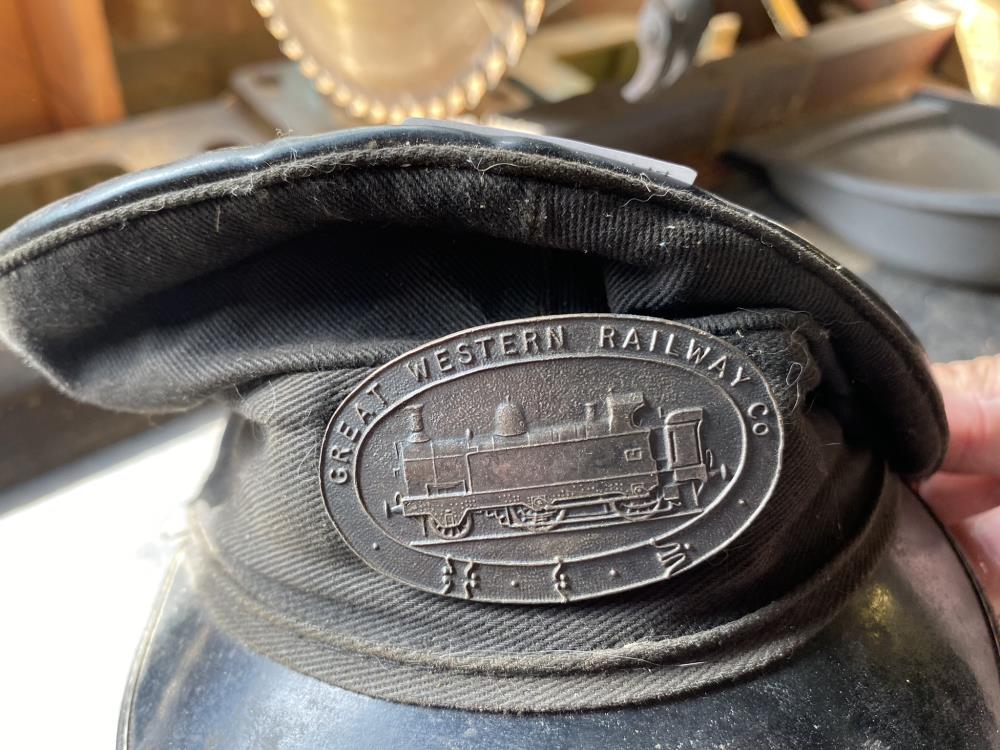 A genuine Great Western Railway drivers cap and badge. Collect Only. - Bild 2 aus 2