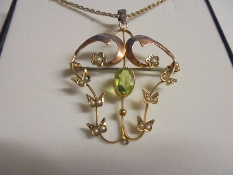 An Edwardian peridot and pearl set brooch/pendant in rose gold, stamped 9ct. - Image 2 of 2