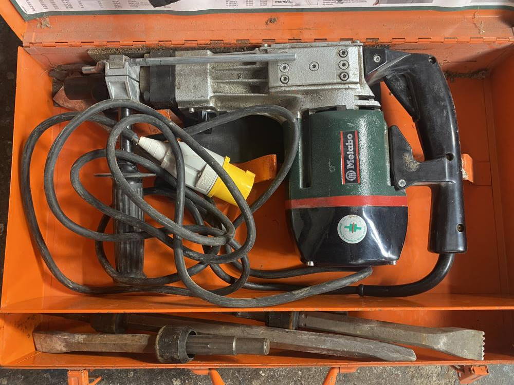 A Metabo hammer drill 110V and 3 chisels. fully working order. Collect Only. - Bild 2 aus 2