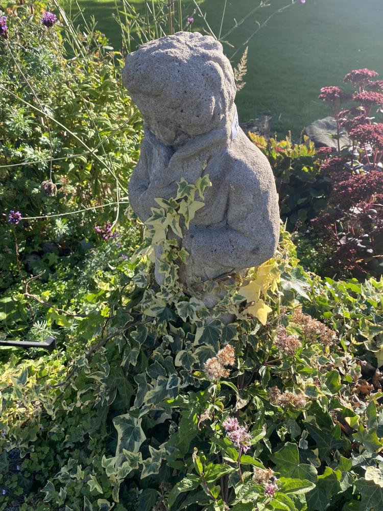 A garden statue, winter. 3ft 6 inch high. Collect Only. - Bild 2 aus 2