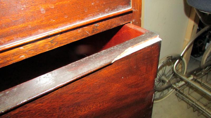 An Edwardian mahogany chest of drawers. COLLECT ONLY. - Image 3 of 4