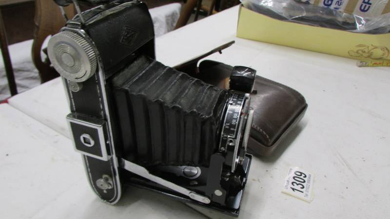 A vintage Agfa folding camera in leather case. - Image 3 of 4