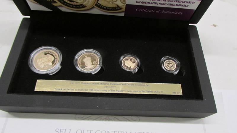 The 2022 Platinum Jubilee monarch gold sovereign deluxe set with certificate. - Bild 2 aus 3