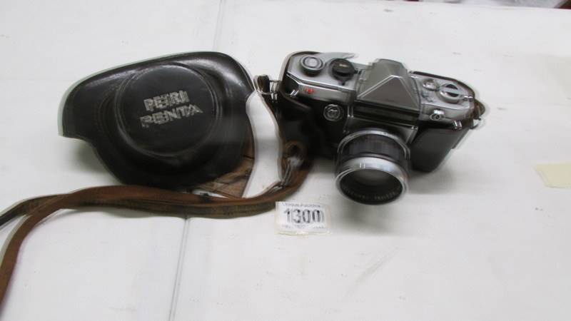 A Kuribayshi Petri Penta 35 mm camera, case a/f.