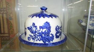 A blue and white Ironstone stilton dome.