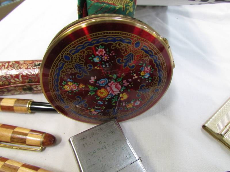 A tray of vintage compacts and lighters. - Image 3 of 4