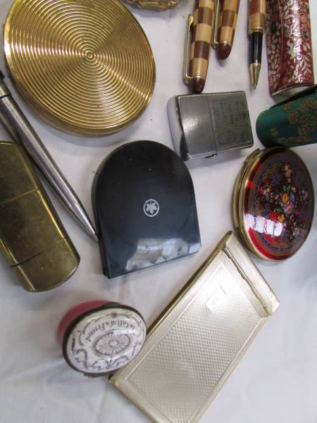 A tray of vintage compacts and lighters. - Image 2 of 4