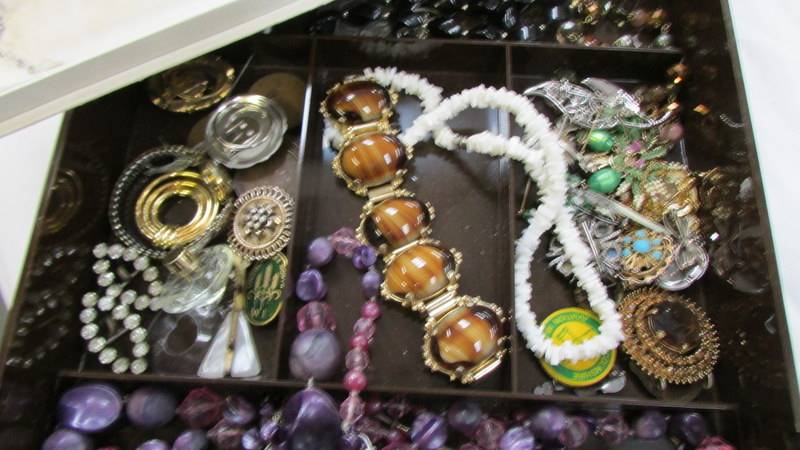 A mixed lot of costume jewellery including necklaces, brooches etc., - Bild 3 aus 4