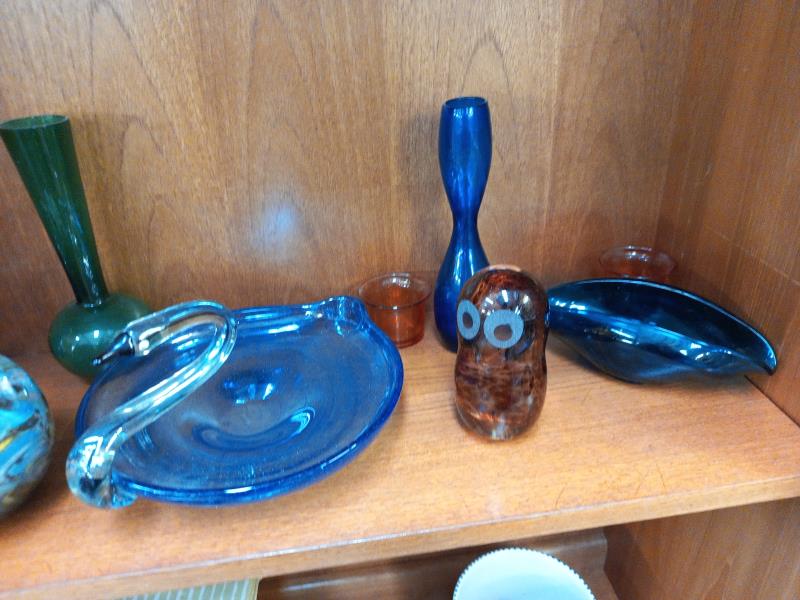 A selection of art glass, including Swan dish, Owl paperweight, etc. - Image 3 of 3