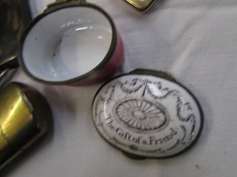 A tray of vintage compacts and lighters. - Image 4 of 4