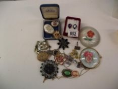 A mixed lot of costume jewellery