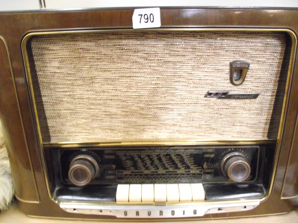 A vintage Grundy valve radio - Image 2 of 2