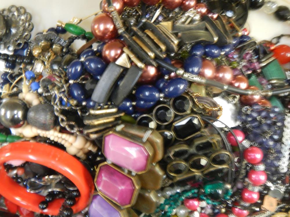 A large tray of costume jewellery. - Image 2 of 4