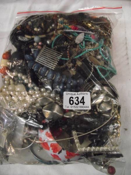 A bag of mixed costume jewellery